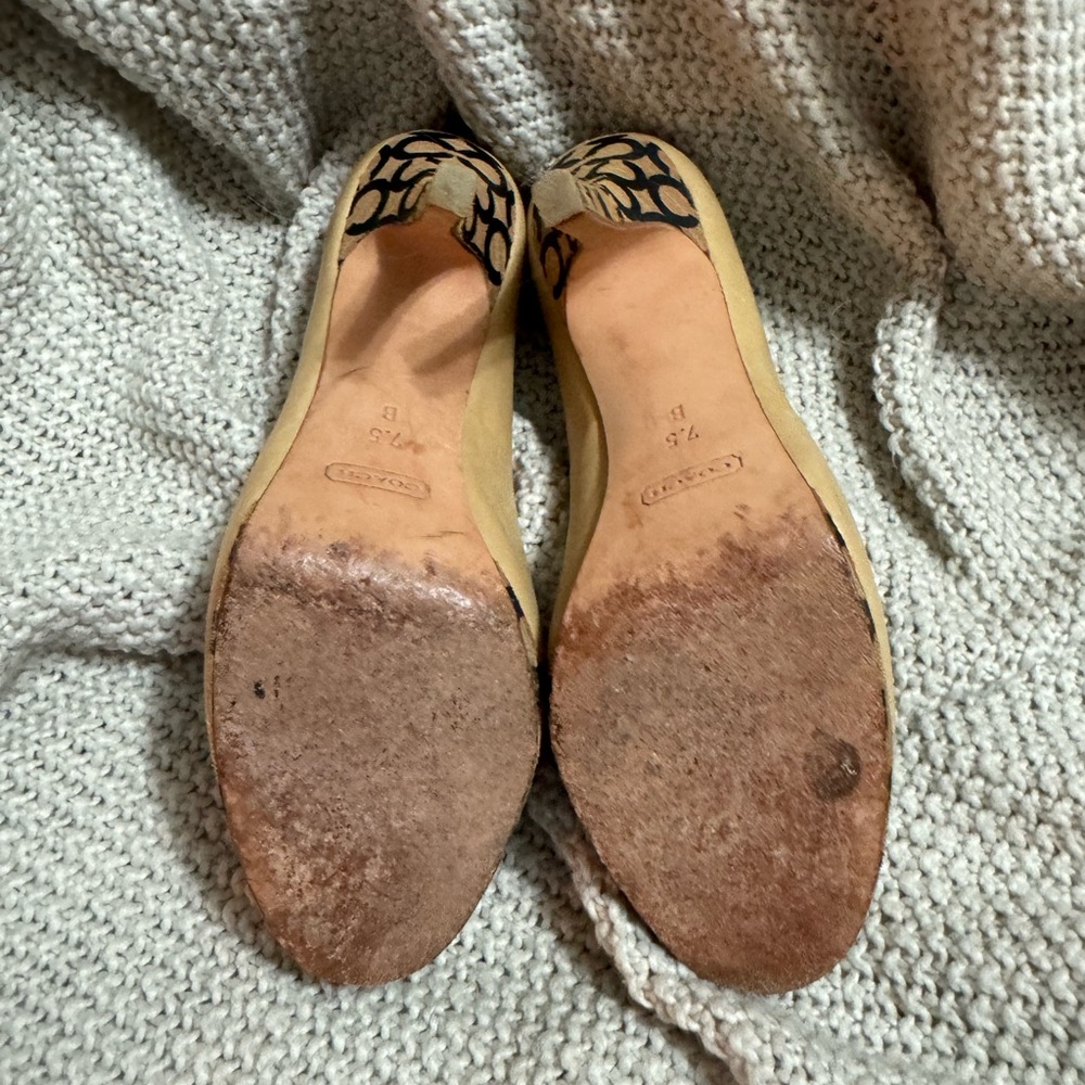 Coach Alexa Soft Calf Pumps Tan, Size 7.5 - Picture 2 of 6